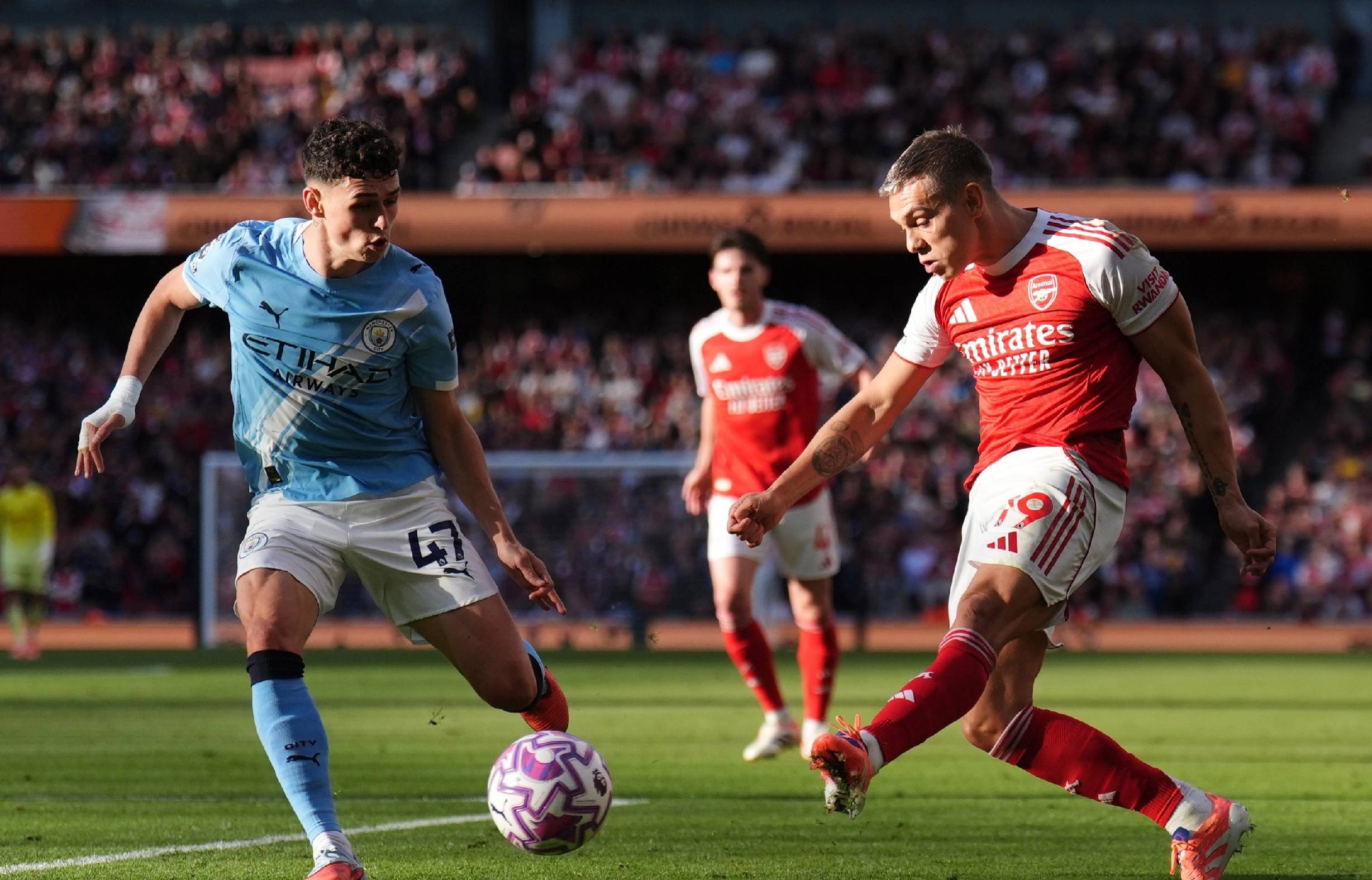 世界杯预热海报里没有C罗遭质疑，FIFA删除原海报改“怀旧”（C罗缺席世界杯预热海报引质疑，FIFA删原海报改发“怀旧版”）