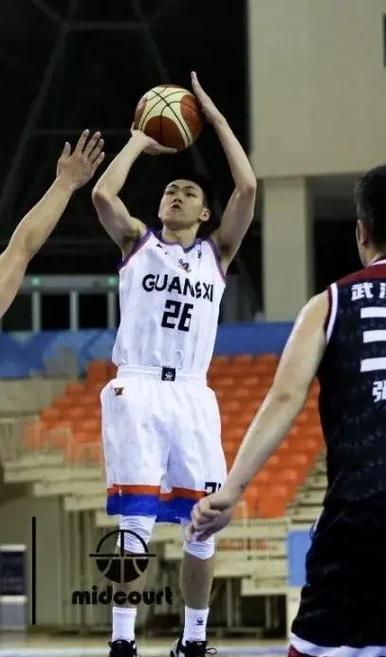 库里尝试用高尔夫球投洞，看起来比他投三分难多了（库里挑战高尔夫球进洞，竟比他投三分难多了）