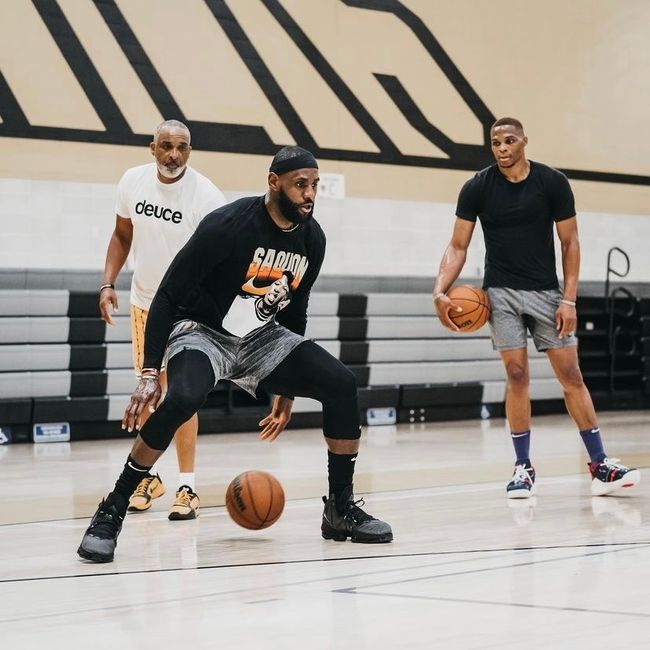 中超转会市场：广州队签下新前锋,（广州队引进新前锋，中超转会市场再起波澜）